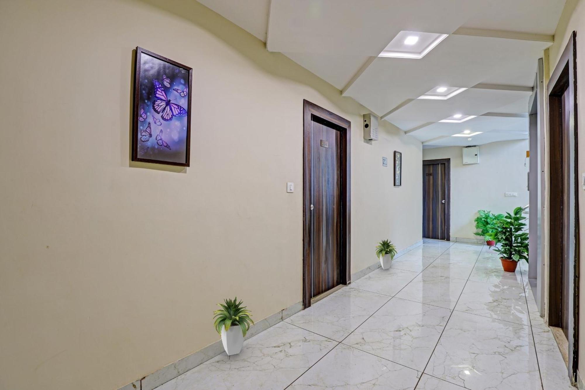 Collection O Hotel Raj Palace Vadodara Exterior photo