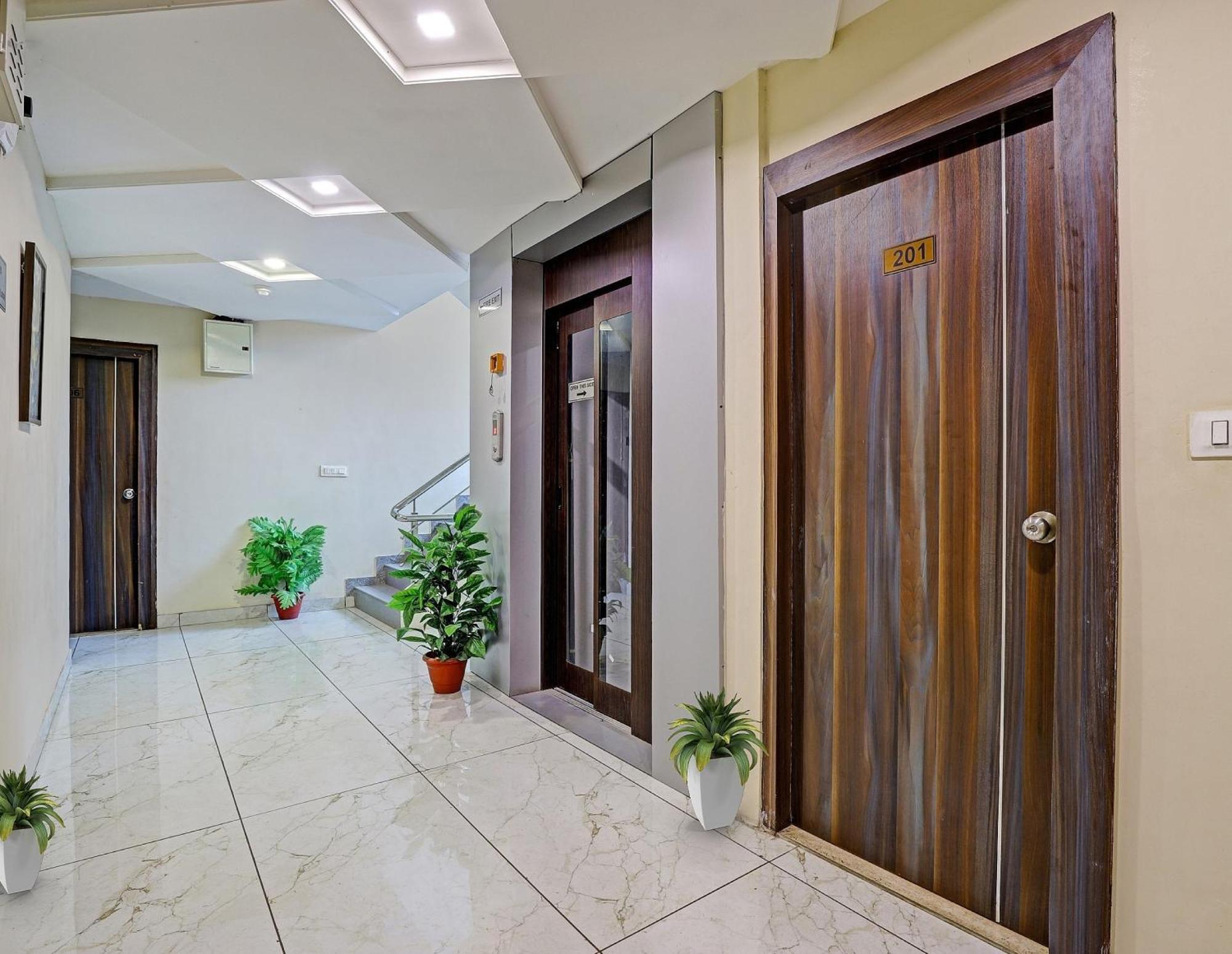 Collection O Hotel Raj Palace Vadodara Exterior photo
